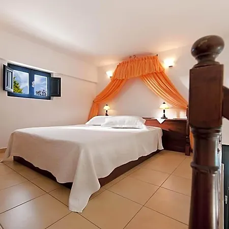 Anthonas Aparthotel Imerovigli (Santorini)